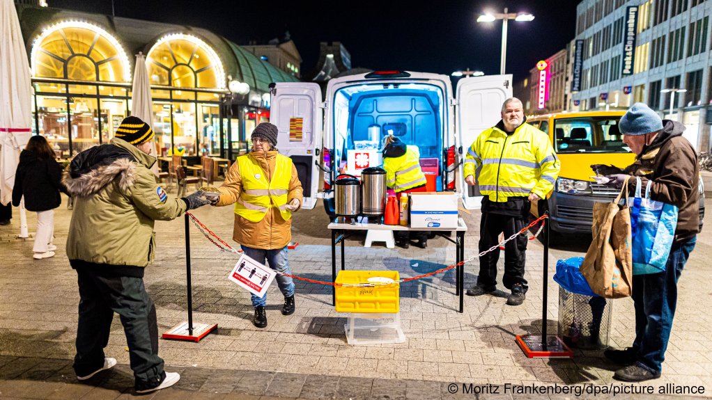 File photo used as illustration: Many people work as volunteers for Johanniter and other organizations to help migrants, refugees and homeless people, particularly in the winter time, like this 'cold bus' in Hanover that hands out hot drinks to those in need | Photo: Moritz Frankenberg/dpa/picture alliance