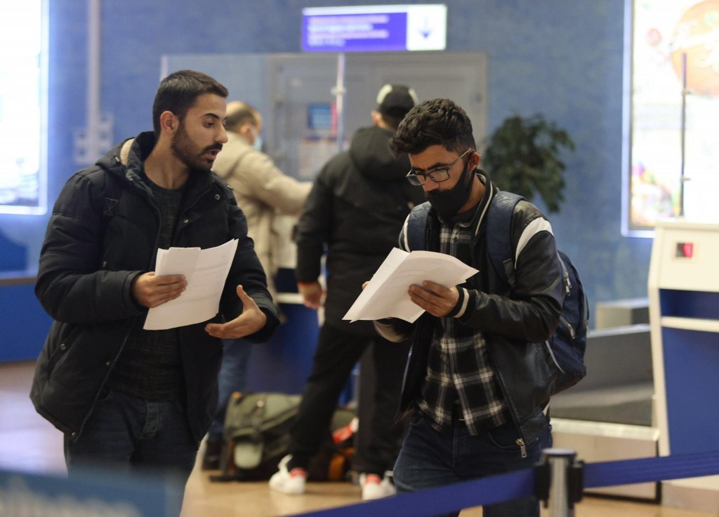 Des migrants irakiens à l'aéroport national de Minsk, en Biélorussie, le 25 novembre 2021. Crédit : EPA/RAMIL NASIBULIN
