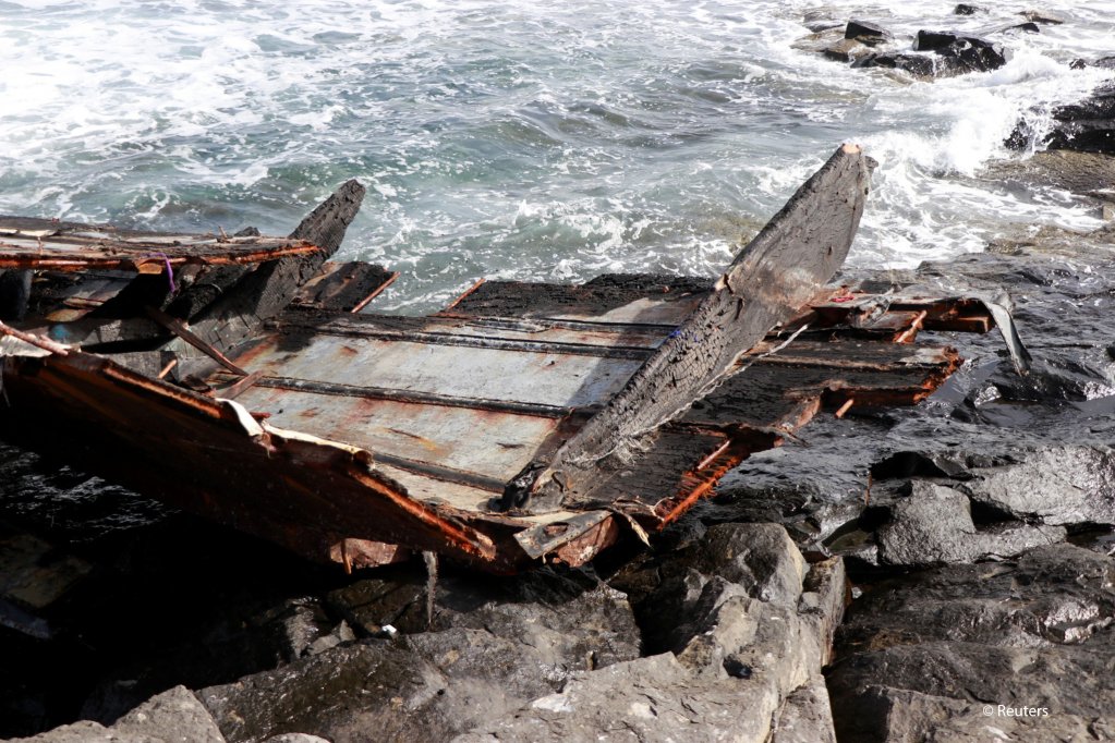 From file: strong currents in the Atlantic Ocean can cause migrant boats to capsize and even be destroyed, like this piece of a damaged migrant boat near the coast of Sal Island, Cape Verde on November 19, 2020 | Photo: REUTERS/Jorge Avelino