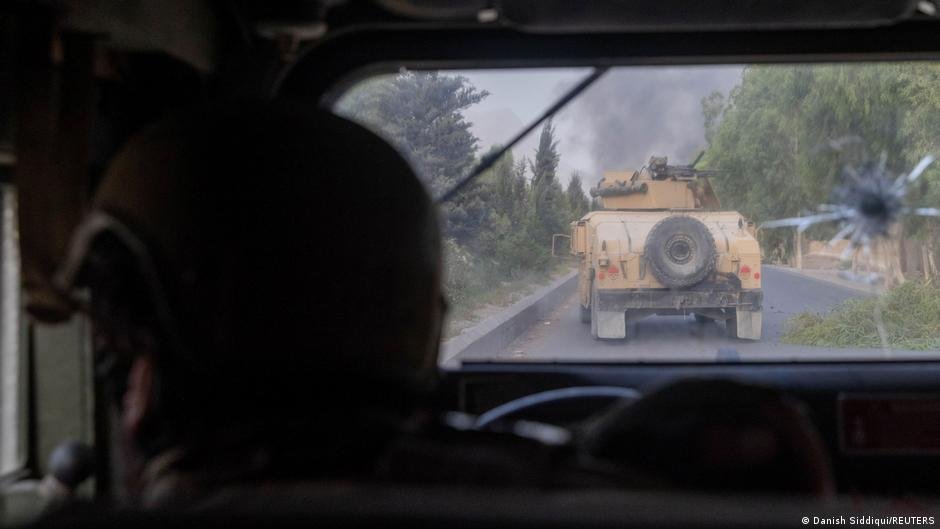A member of the Afghan Special Forces fires at a Taliban position after coming under heavy fire | Photo: Danish Siddiqui/REUTERS