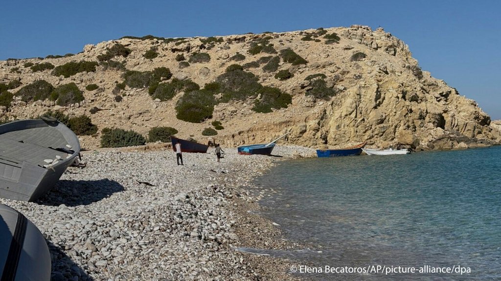 File photo used as illustration: Boats used by migrants to cross the Mediterranean Sea are seen at Tripiti beach, Gavdos island, Greece, the southernmost point of Europe, in July 2025 | Photo: Elena Becatoros / picture alliance / Associated Press
