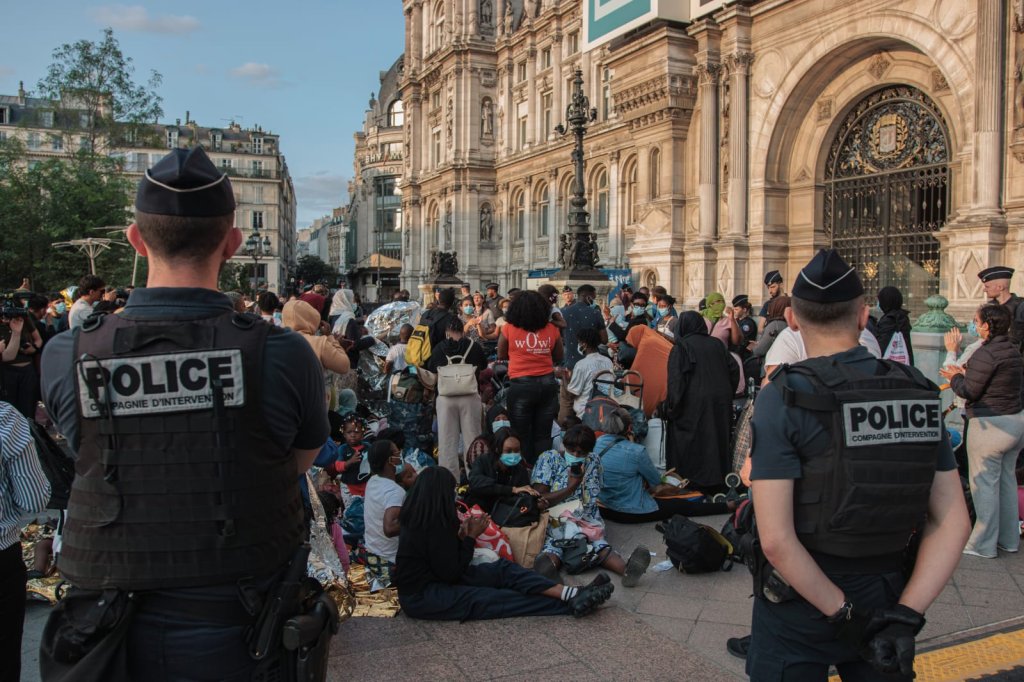 The rally in front of the Paris City Hall took place on August 5 under police supervision | Photo: Félix Vanderdonckt / Utopia 56