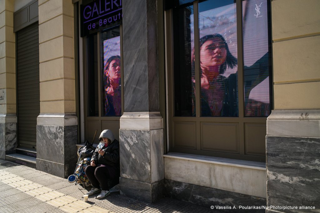 File photo used as illustration: Many migrants end up homeless in Greece amid a lack of many basic services | Photo: Vassilis A. Poularikas/NurPhoto