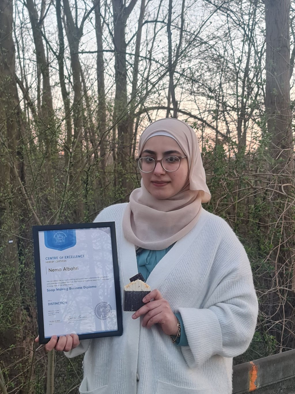 نعمة البحري مع زوجها تحتفلان بمتجر الصابون الجديد في بوخوم