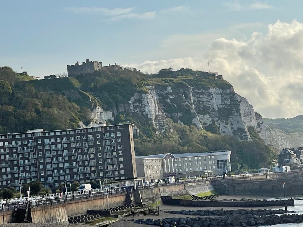 Les célèbres falaises blanches de Douvres sont visibles depuis le large. Crédit : InfoMigrants