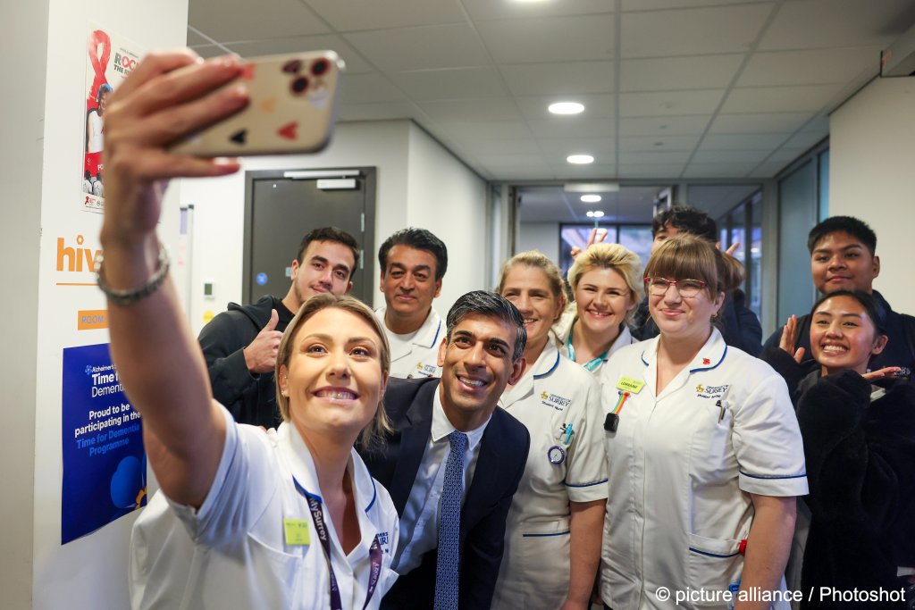 From file: The UK government knows that much of the public health system NHS is staffed by foreign nurses, the exemptions, they say will not change that. Here Prime Minister Rishi Sunak meets student nurses at the University of Surrey hospital | Photo:Simon Dawson / Avalon / picture alliance