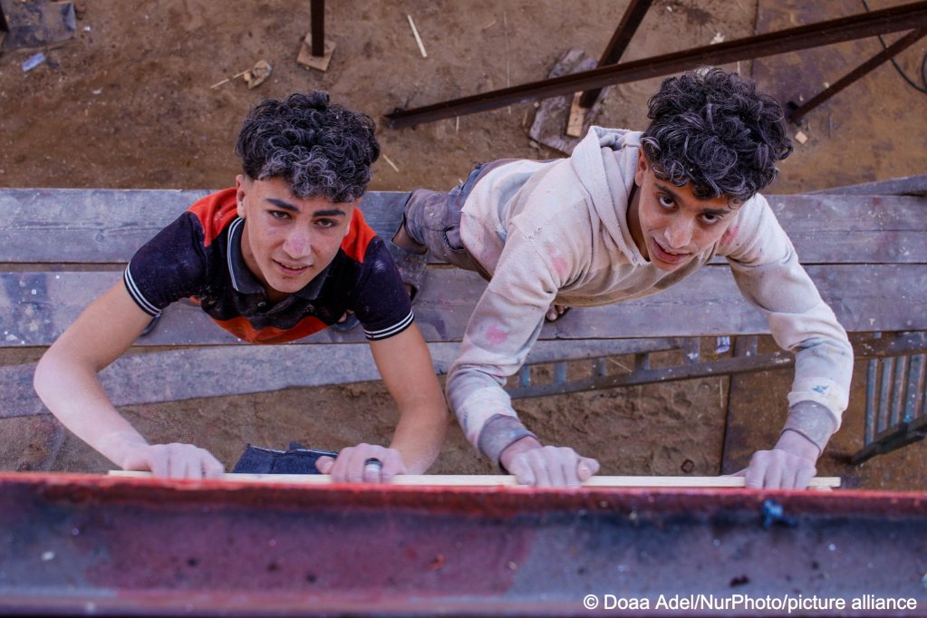File photo used as illustration: These two youngsters have found work in Egypt but many others like them believe that they can only earn enough money abroad to support their families and have a decent future | Photo: Doaa Adel/NurPhoto / picture alliance