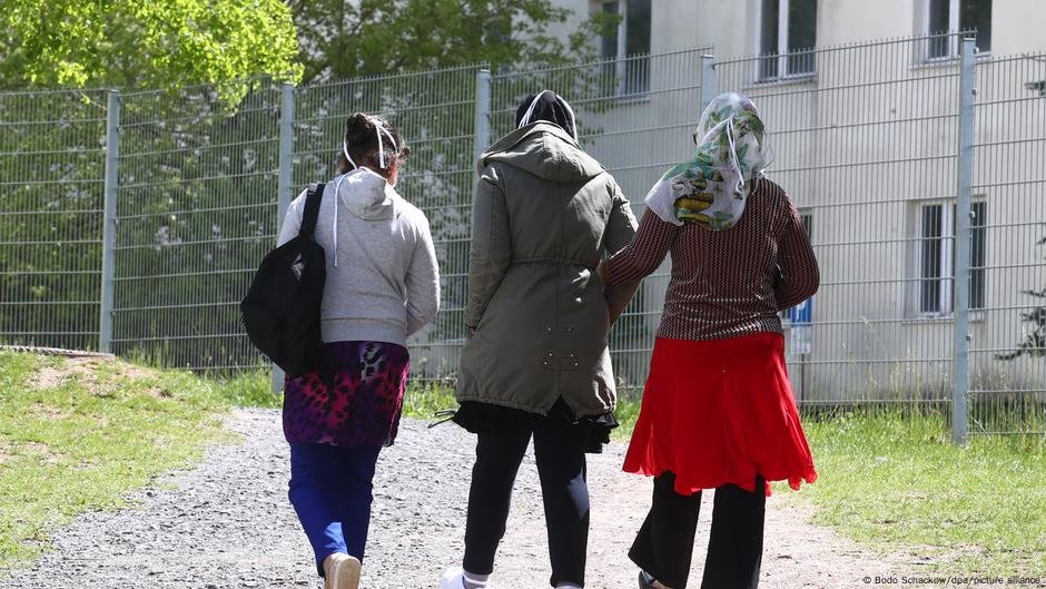 It has been 10 years since refugees began arriving in Germany in large numbers, and many refugee women still have not found work | Photo: Bodo Schackow/dpa/picture alliance