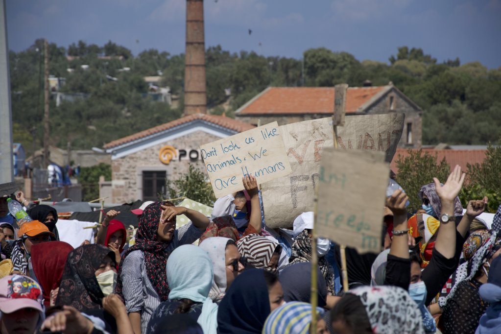 Women protesting about conditions in the new camp | Photo: Violeta Dimitrakopoulou/Oxfam 