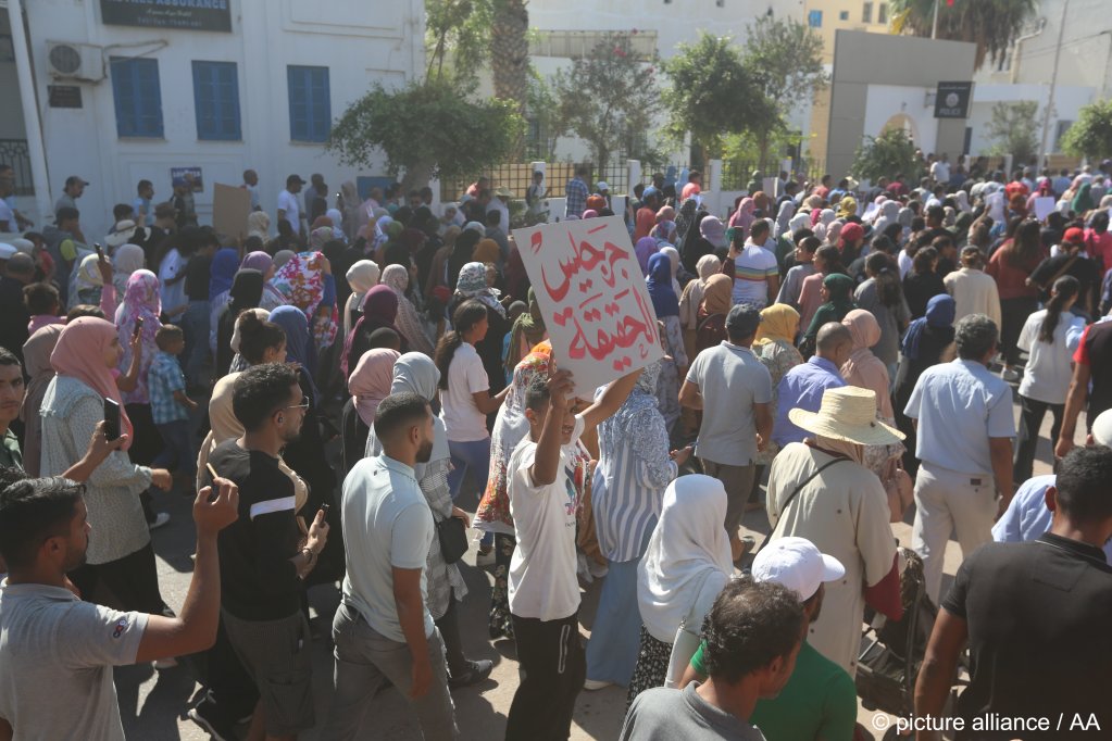 Residents of the Tunisian town of Zarzis go on a one-day general strike to protest the insufficient search and rescue efforts for 18 Tunisians lost at sea |  Photo: Tansim Nasri/Anadolu Agency/Picture Alliance 