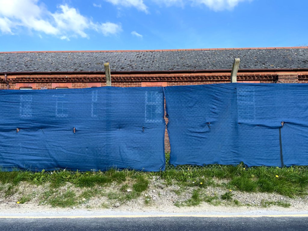 يقيم في ثكنات نابير العسكرية سابقا (في منطقة فولكستون التابعة لمقاطعة كينت) نحو 400 طالب لجوء. الصورة: مهاجرنيوز/كنده يوسف