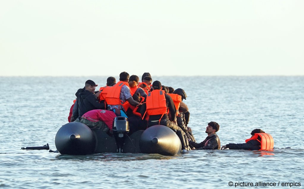 Photo used as illustration: More and more people are getting on each individual boat until they are dangerously overloaded, say the authorities and various charities, who blame increased police presence for the increase in numbers | Photo: Gareth Fuller / picture alliance / empics