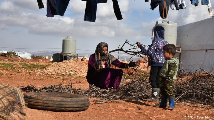 يشكو اللاجئون السوريون في مخيم الطيبة في البقاع اللبناني من سوء أحوالهم 