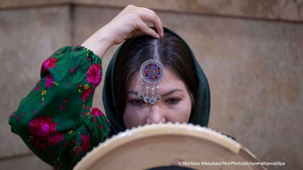 From file: Female Afghan refugee in Iran. | Photo: Morteza Nikoubazi / picture alliance / NurPhoto