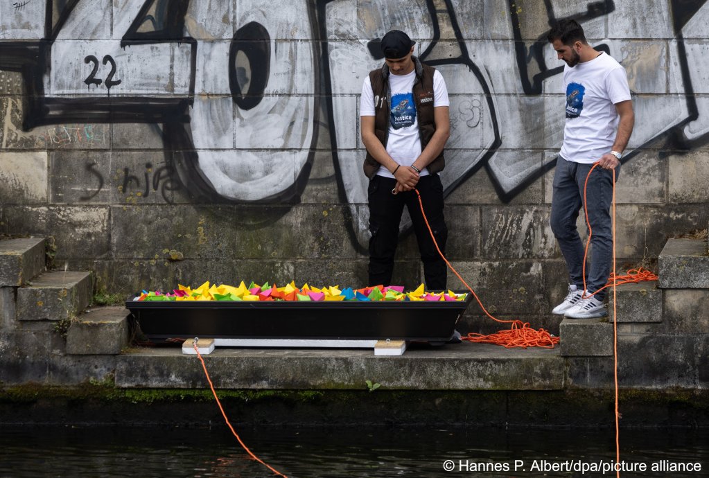 Activists prepare a coffin filled with paper boats to be launched in front of the the Bundestag in Berlin to remember the hundreds of people who perished when the fishing trawler, the Adriana sank | Photo: Hannes P. Albert/dpa/picture alliance