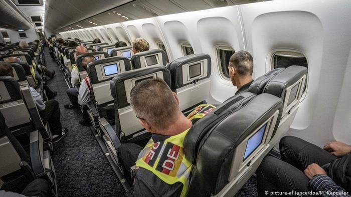 From file: German police officers accompany rejected asylum seekers on a deportation flight | Photo: Picture-alliance