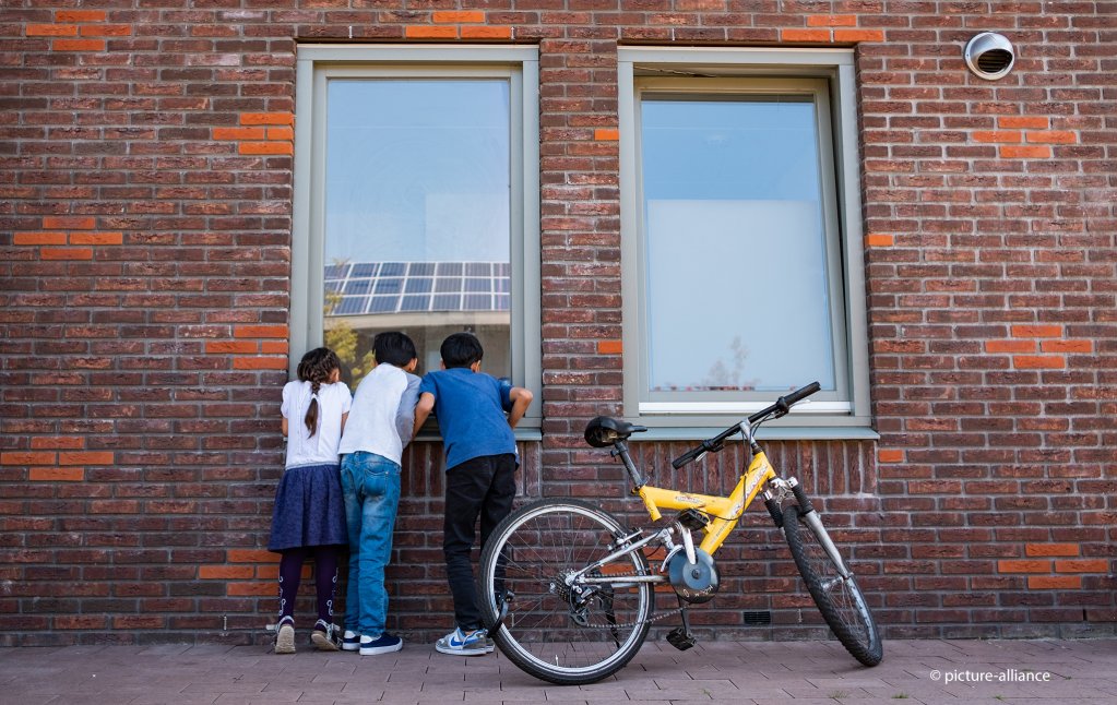 File photo: There's concern that even migrant children could end up on the street, despite best efforts | Photo: Mohssen Assanimoghaddam /picture-alliance//dpa