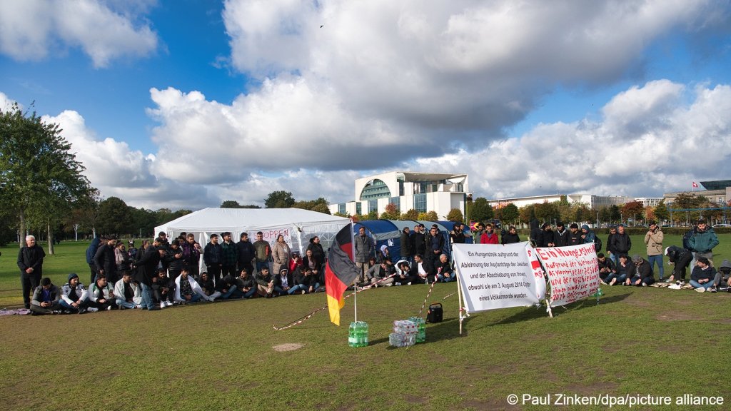File photo: Yazidis in Germany have been protesting outside government buildings against the possible return of those whose asylum claims have been refused | Photo: Paul Zinken / dpa / picture alliance