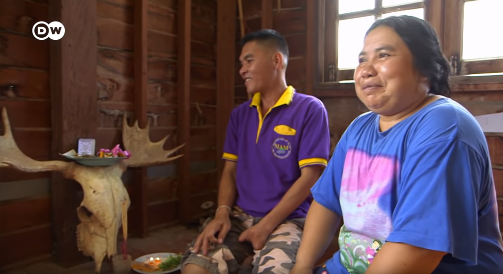 Paylin and Udom offer up their prayers before they set off on their trip |  Source: Screenshot from DW /ARTE / WDR film about Thai berry pickers in Sweden