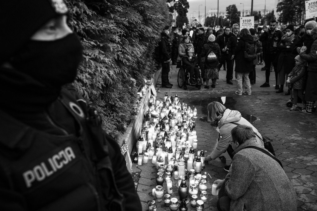 Activists and citizens hold a mourning ceremony for the four migrants found dead near the Polish-Belarus border | Photo: Piotr Lapinski/Nur Photo/picture-alliance
