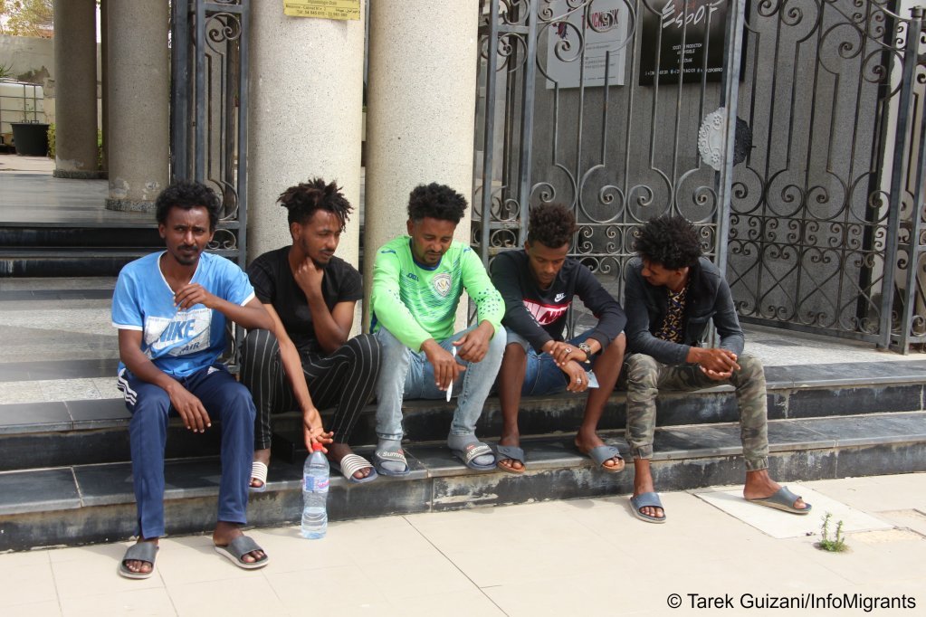 Des Érythréens devant les locaux du HCR à Tunis. Crédit : Tarek Guizani / InfoMigrants