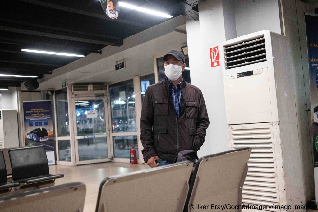 An Afghan refugee at the Esenler bus terminal in Istanbul, Turkey, on August 10, 2021 | Photo: Ilker Eray/GocherImagery/Imago Images