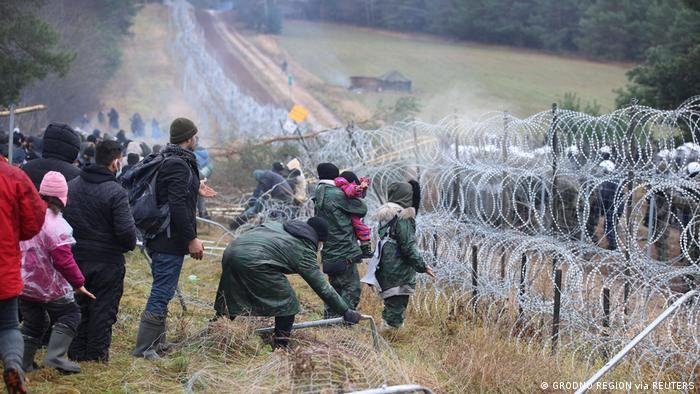 مهاجرون يحاولون عبور الحدود بين بيلاروسيا وبولندا، والقوات البولندية تتصدى لهم (8/11/2021)