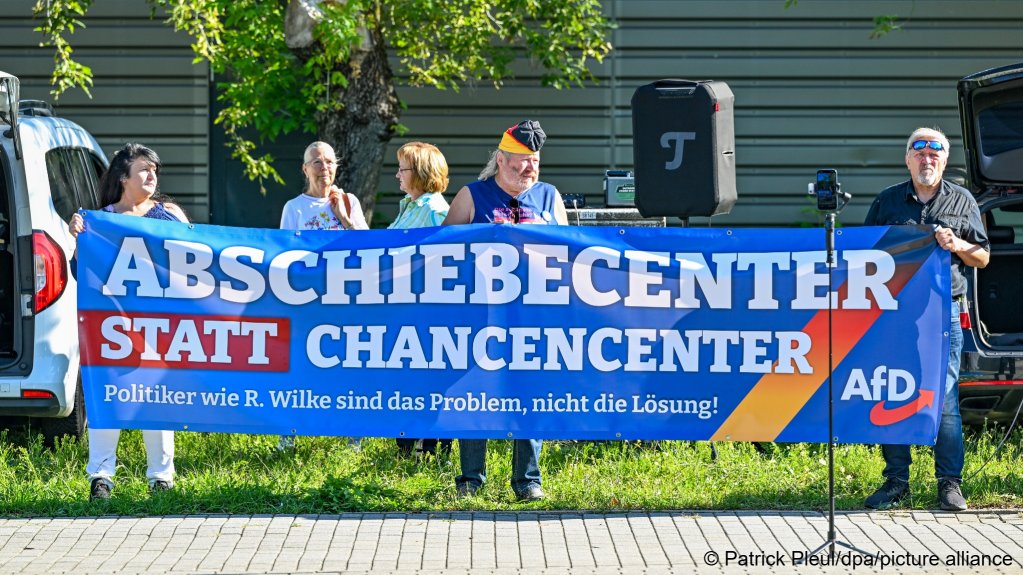 Demonstrators take part in a protest by the AFD party in Germany against the so-called opportunity center for migrants in Frankfurt (Oder), on August 21, 2026 | Photo:  Patrick Pleul/dpa/picture alliance