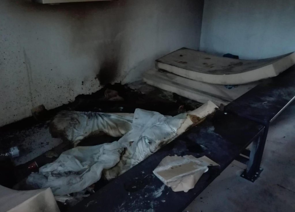 Des matelas ont été incendiés par les personnes retenues après le suicide du jeune Guinéen. Crédit : Ansa