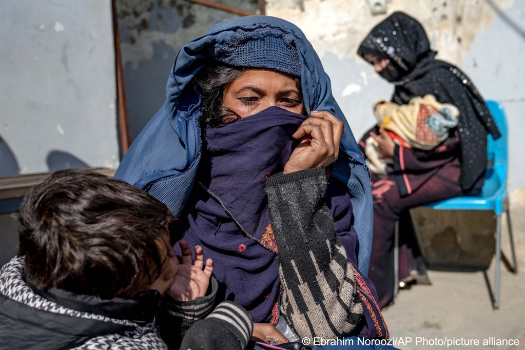 Mothers along with babies who suffer from malnutrition wait to receive help and check-up at a clinic that run by the WFP, in Kabul, Afghanistan, Thursday, Jan. 26, 2023. Photo: Ebrahim Noroozi /picture-alliance/AP Photo