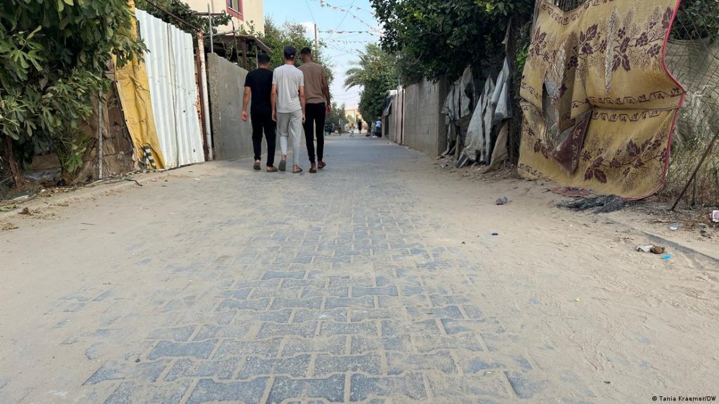 The three friends have lost faith in any future in Gaza. They want to make it to Europe, but will have to pay for smugglers to cross the Mediterranean Sea. | Photo: Tania Kraemer, DW