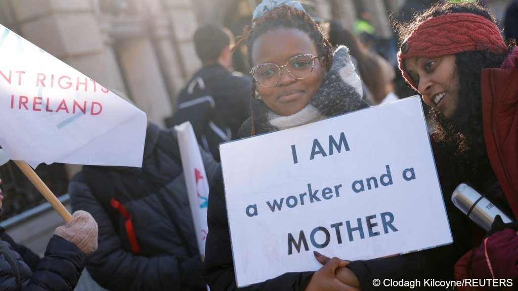 Photo used as illustration: The Irish government wants to incentivise migrants to work and not claim benefits, saying that in order to applyfor citizenship, they will need to have not claimed benefits for two years prior to their application | Photo: Clodagh Kilcoyne / Reuters