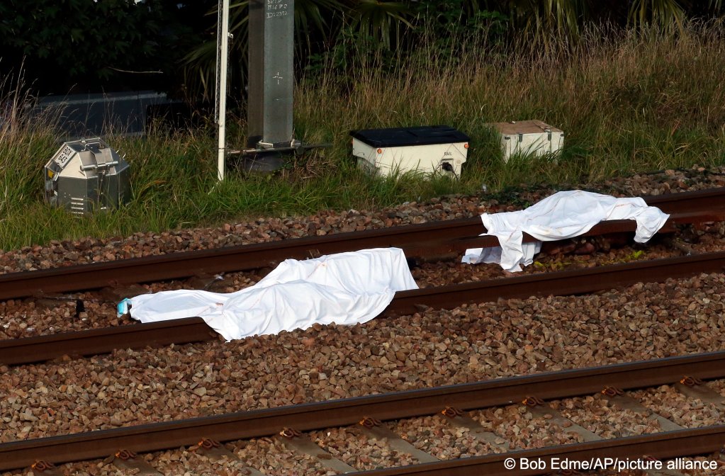 Bodies are covered with blankets after a train accident in Ciboure, near Saint Jean de Luz, southwestern France, on Tuesday, October 12 | Photo: Bob Edme/AP