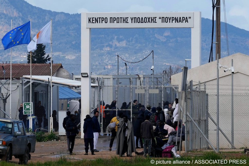  لاجئون أمام مدخل مخيم بورنارا في قبرص