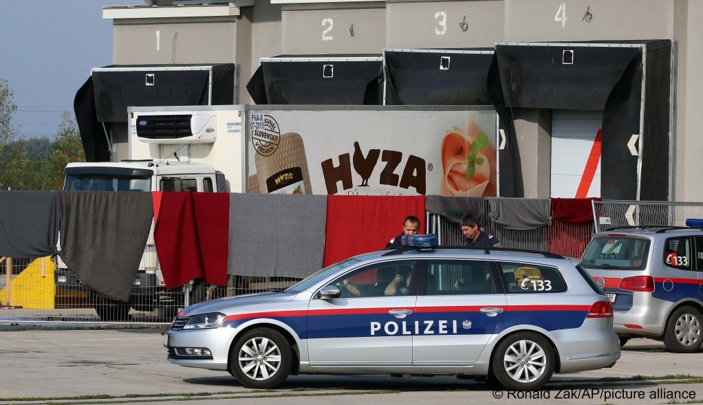 بطانيات تغطي سور تقف خلفه شاحنة وجدت بها جثث المهاجرين على الحدود النمساوية - المجرية في نيكلسدورف ، النمسا في 28 أغسطس/آب 2015 | الصورة: رونالد زاك / أسوشيتد برس