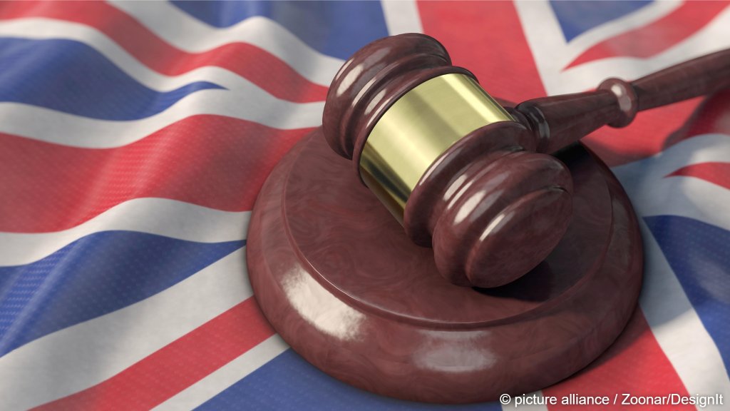 File photo used as illustration: Migrant support organizations have found that often those tried for piloting boats can be the poorest migrants on the boat, or are forced at gunpoint to do so | Photo: picture alliance / Zoonar / DesignIt