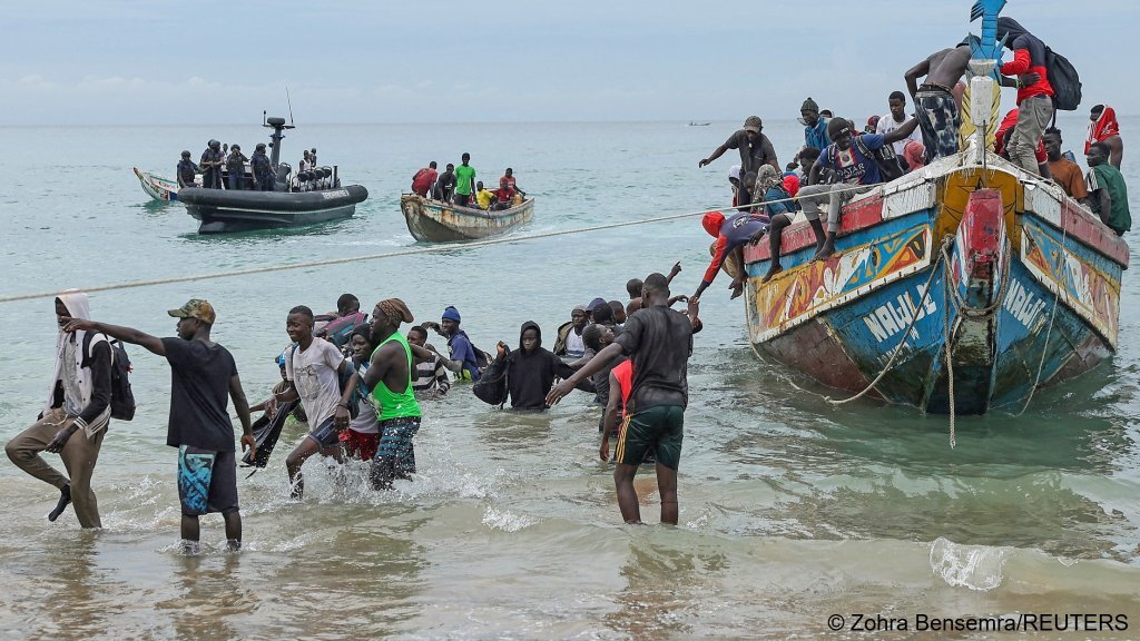 Des migrants tentant de traverser l'Atlantique débarquent d'une pirogue sur la plage de Ouakam à Dakar, au Sénégal, après que la marine sénégalaise a intercepté le bateau transportant 112 personnes, le 16 septembre 2025. Crédit : Reuters