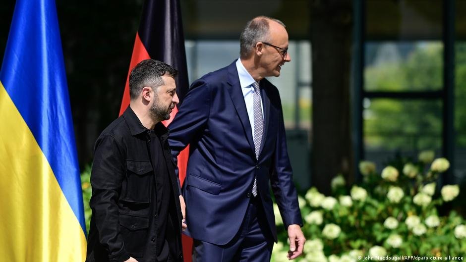 File photo: German Chancellor Friedrich Merz asked Ukrainian President Volodymyr Zelenskyy to curb the number of young Ukrainian men coming to Germany | Photo: John Macdougall / AFP / dpa / picture alliance