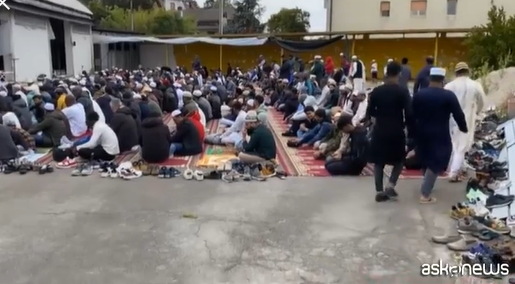 A screenshot of Muslims praying in Monfalcone recently, broadcast by ASK News and published on Il Sole 24 Ore website | Source: Screenshot video https://stream24.ilsole24ore.com/video/italia/a-monfalcone-preghiera-musulmani-e-parcheggio/AF3iRCtD