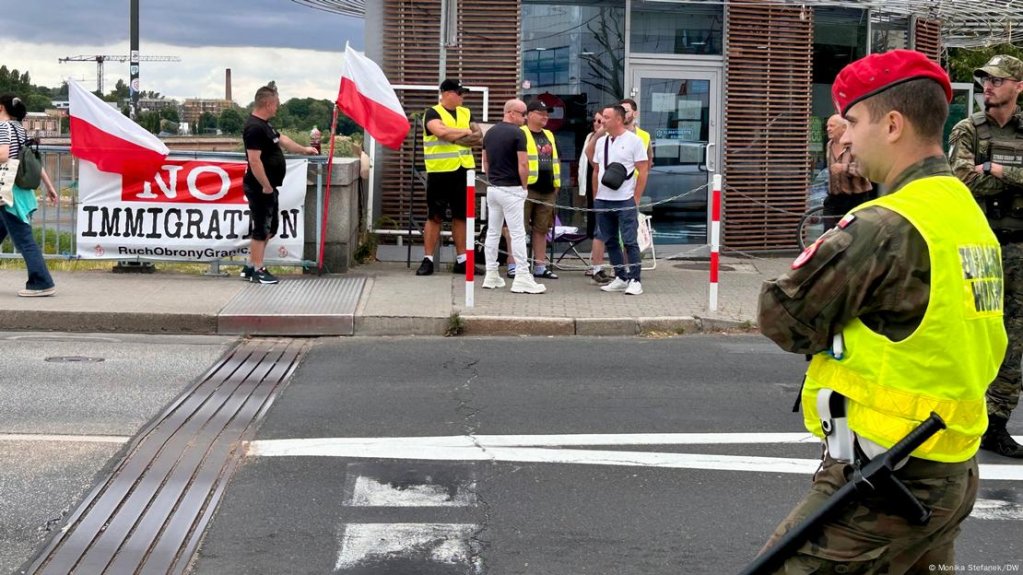 'Citizen patrols' — such as the one on the far side of the road in this photo — have been popping up at Polish border crossings since the end of June | Photo: Monika Stefanek/DW