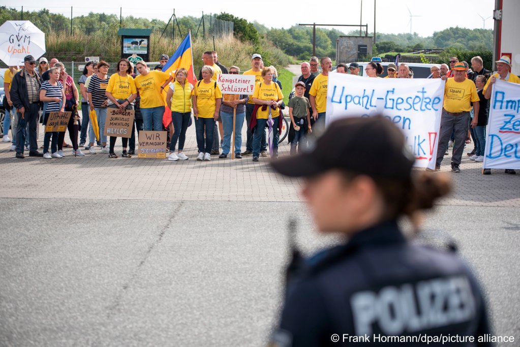 People gather at Upahl's main street to protest against a migrant shelter | Photo: Frank Hormann/dpa/picture-alliance
