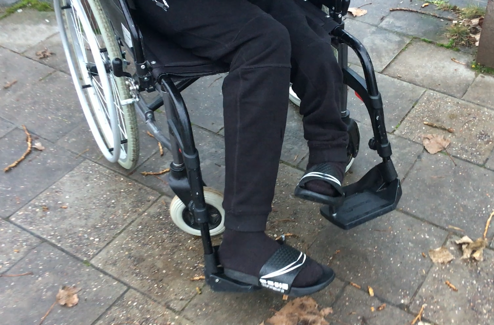 الإعاقة التي يعاني منها آلدو، صعبت عليه الطريق أكثر، فقد كانت الجروح تزداد كلما مشى لمدة أطول. الصورة: مهاجر نيوز/ ماجدة بوعزة