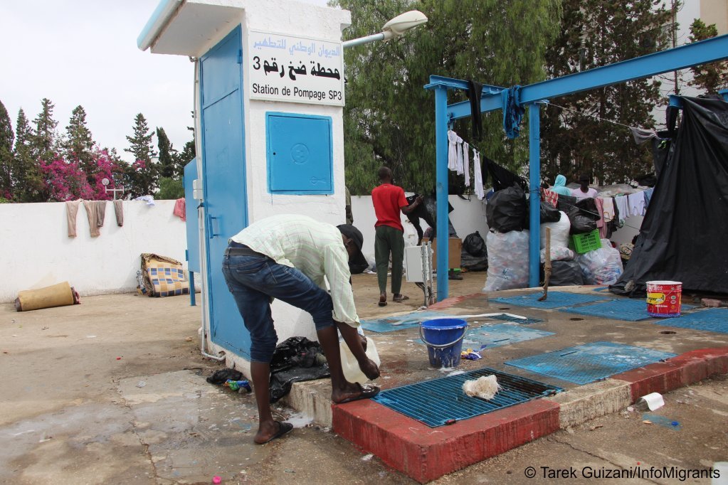 Des exilés font leur toilette devant les locaux du HCR à Tunis. Crédit : Tarek Guizani / InfoMigrants