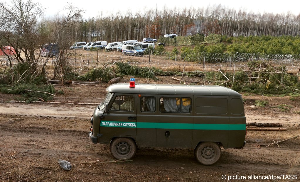 A vehicle of the State Border Committee of the Republic of Belarus is seen on the Belarusian-Polish border on November 22, 2021 | Photo: Sergei Bobylev/TASS/dpa/picture-alliance