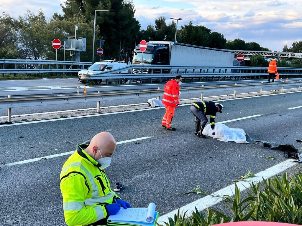 From file: Police at the scene of another accident which occurred on Saturday, April 2, on the A10 Genoa-Ventimiglia highway, in the direction of France. Two migrants were hit and killed by a lorry near Bordighera, April 2, 2022 | Photo: Fabrizio Tenerelli / ANSA