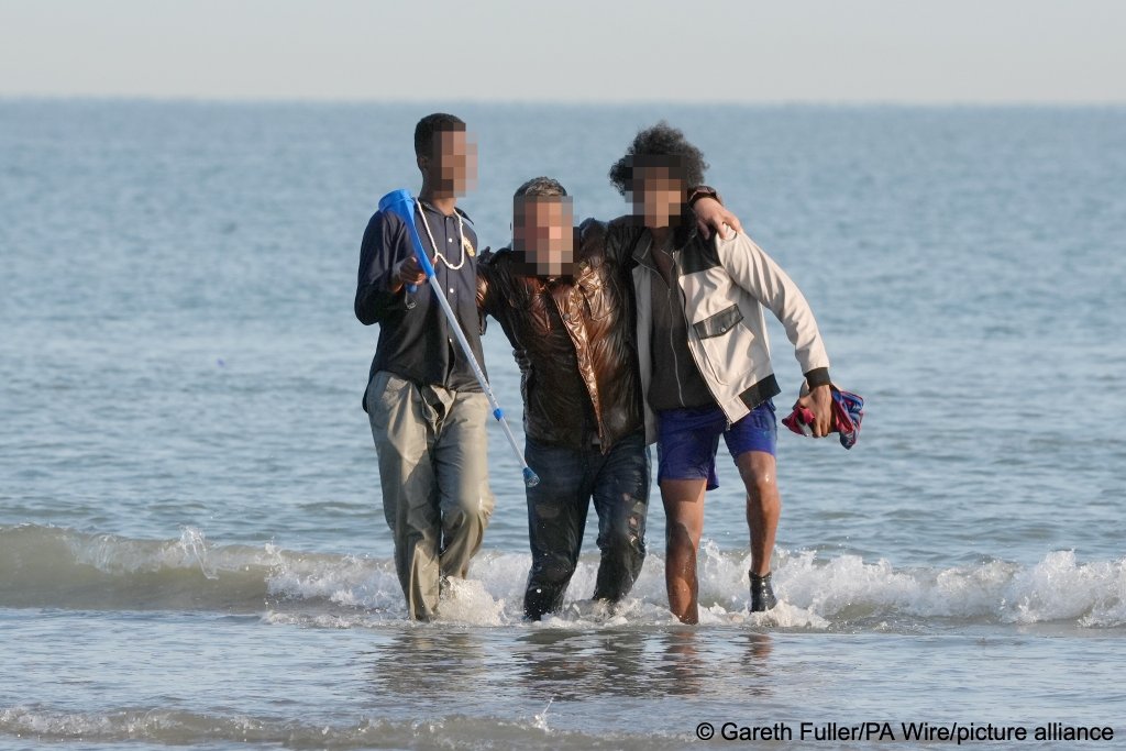 File photo: Often migrant boats departing from the French coastline will have to return, as they're not equipped to cross the busy shipping channel; some even have to wade through the water to get back to safety | Photo: Gareth Fuller/PA Wire/picture-alliance