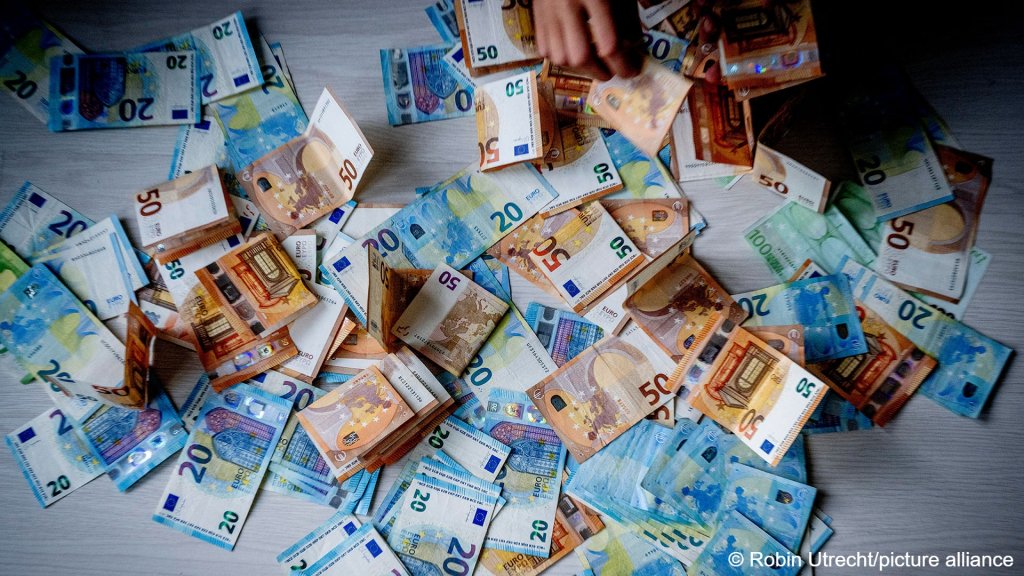 File photo used as illustration: There are different criteria in each German Federal State to determine the amount of money a person may receive on deportation or return to their home country or a third country | Photo:  Robin Utrecht / picture alliance