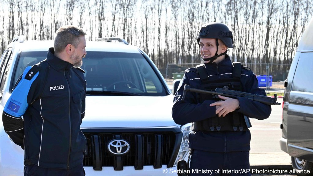 File photo: A Serbian police officer and a Frontex police officer seen on March 16, 2023 | Photo: Serbian Interior Ministry/AP/picture-alliance