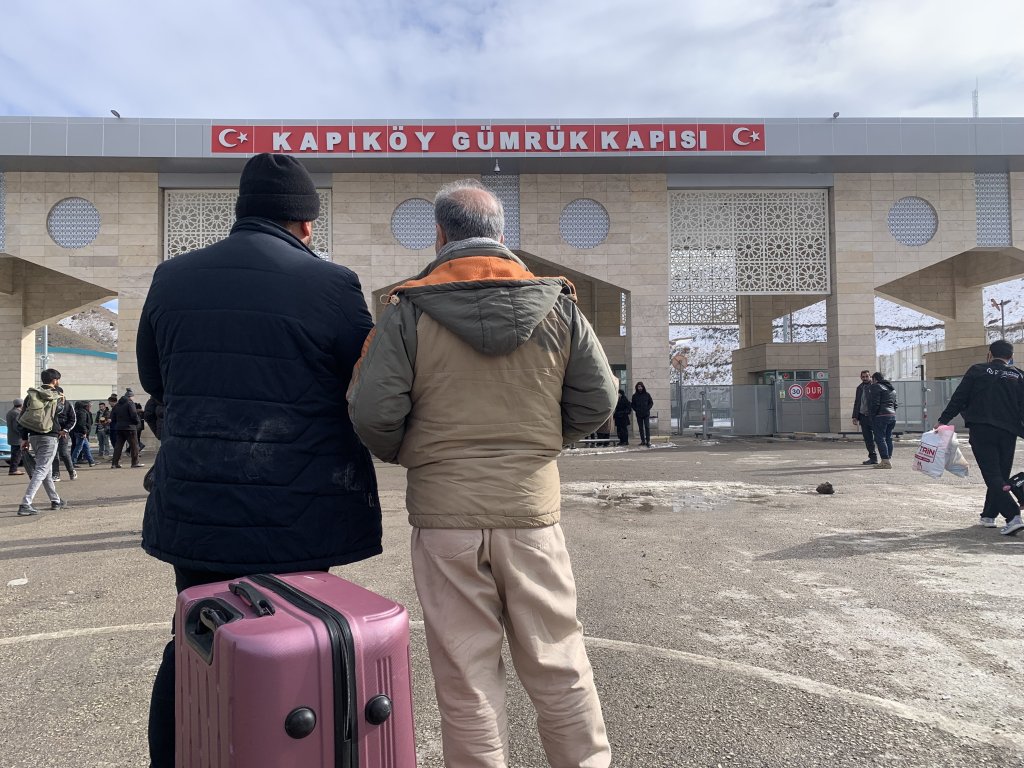 A la frontière entre l’Iran et la Turquie, quelques manifestants croisent la population habituelle de commerçants. Crédit : Victor Fièvre