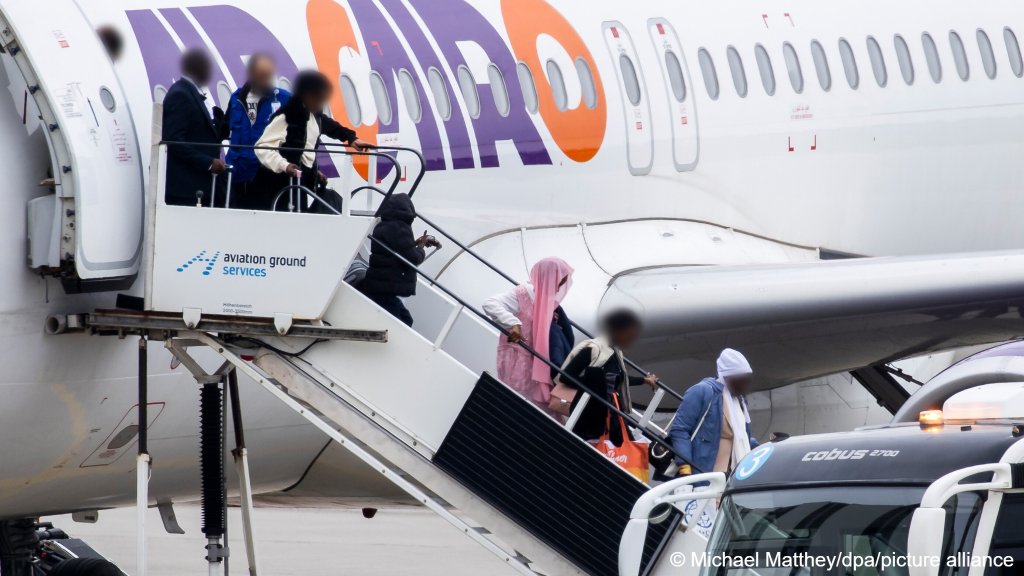 A resettlement flight bringing refugees to Germany lands in Hanover from Cairo, April 24, 2025 | Photo: picture-alliance